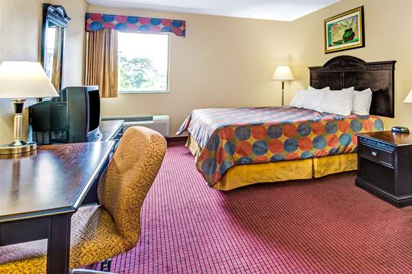  - Days Inn & Suites Jeffersonville - I-65, Exit 2