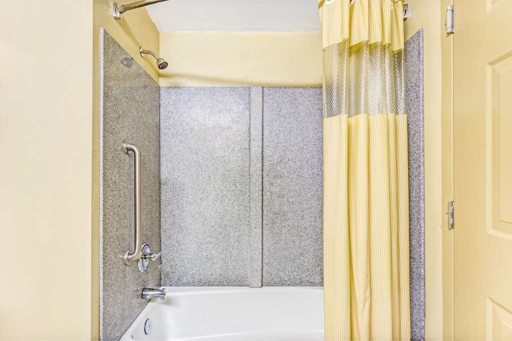 DAYS INN & SUITES BY WYNDHAM JEFFER-guestroom-Guest Room,Bathroom,On-Site.jpg