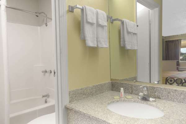  - Super 8 Motel Shreveport - I-20, Exit 13