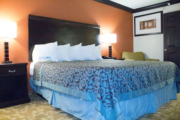  - Days Inn Moore Oklahoma City - I-35, Exit 120