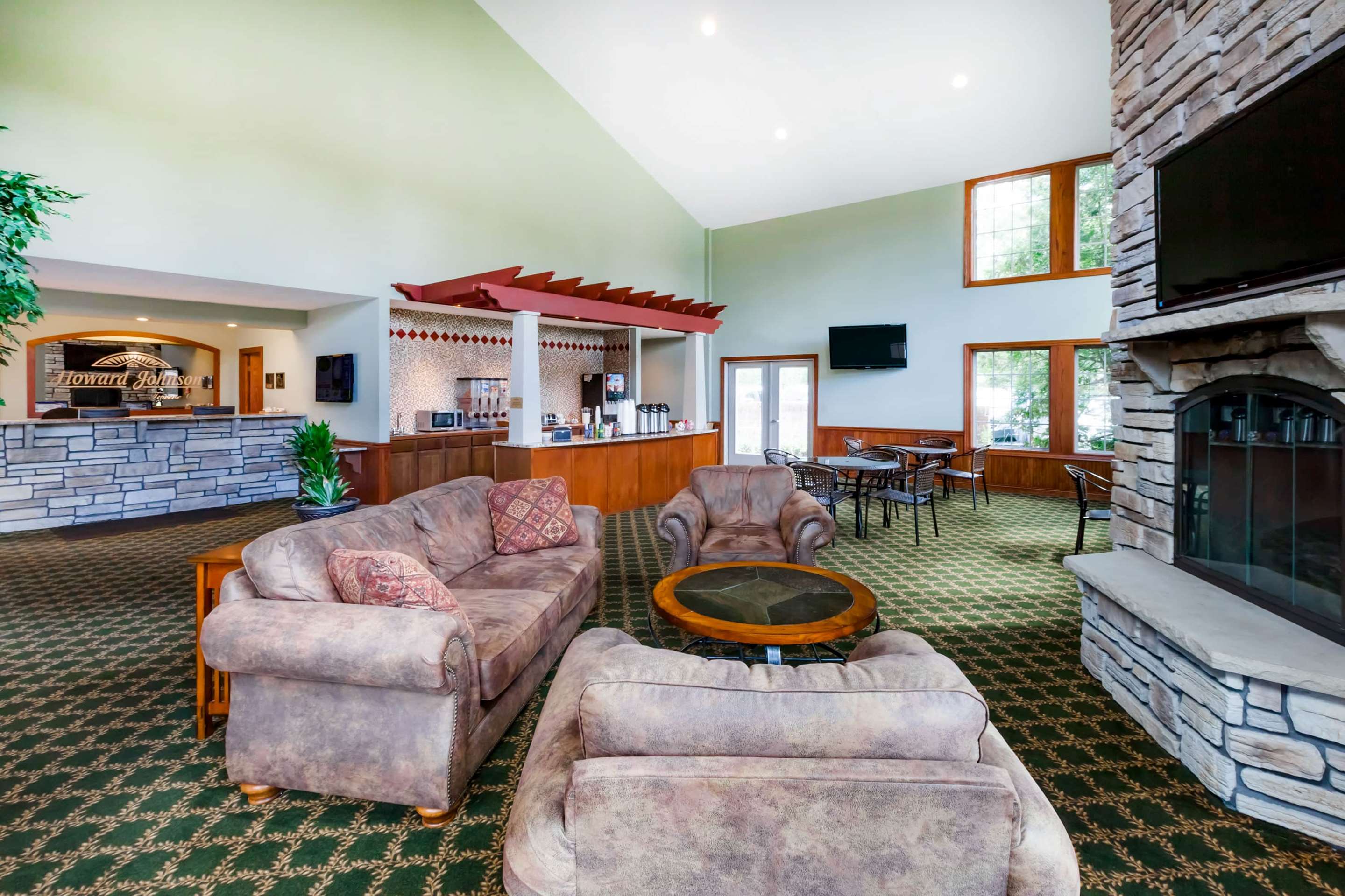 Lobby | Howard Johnson by Wyndham Traverse City