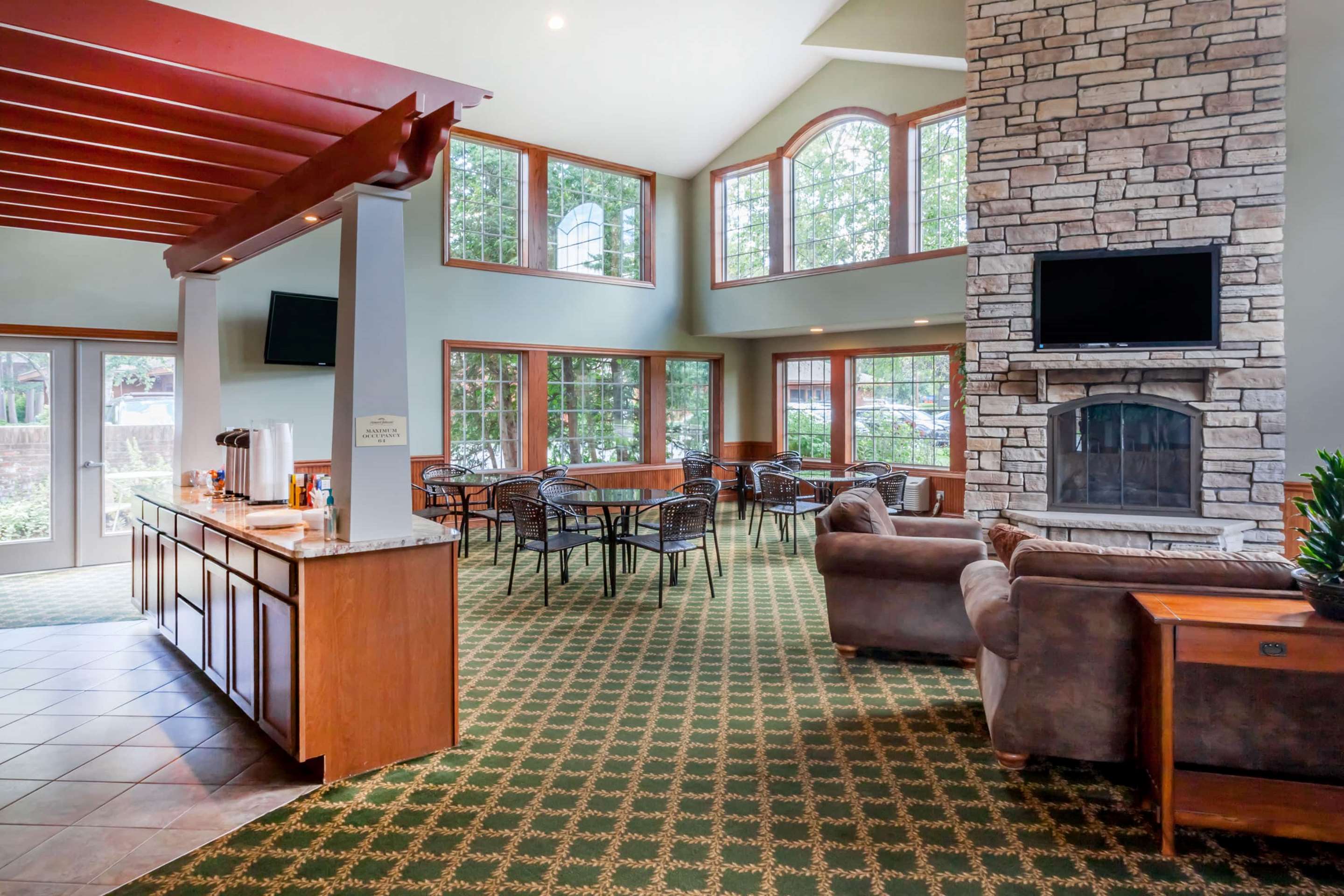 Lobby | Howard Johnson by Wyndham Traverse City