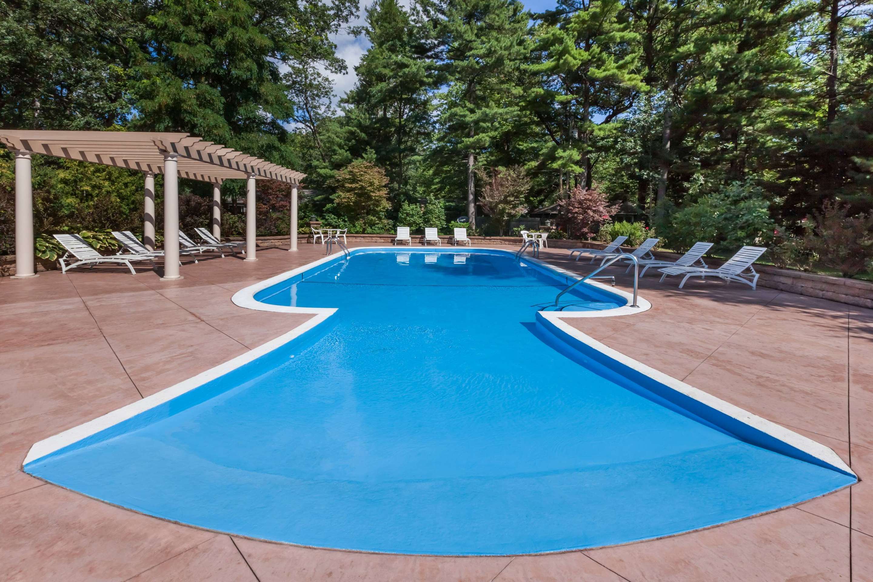 Pool | Howard Johnson by Wyndham Traverse City