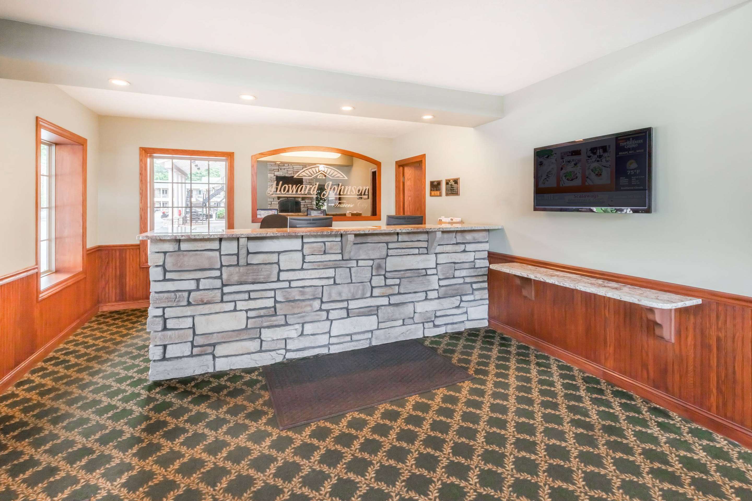 Lobby | Howard Johnson by Wyndham Traverse City