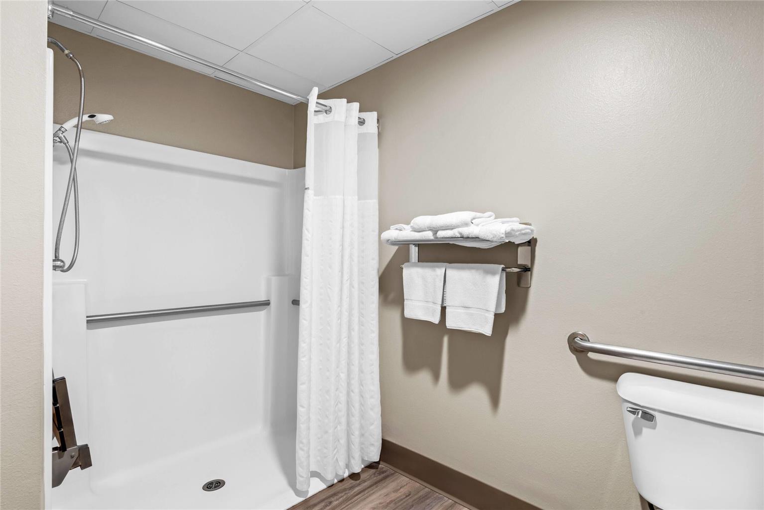 DAYS INN BY WYNDHAM CARROLL-guestroom-Guest Room,Bathroom,Shower,Accessibility,On-Site.jpg