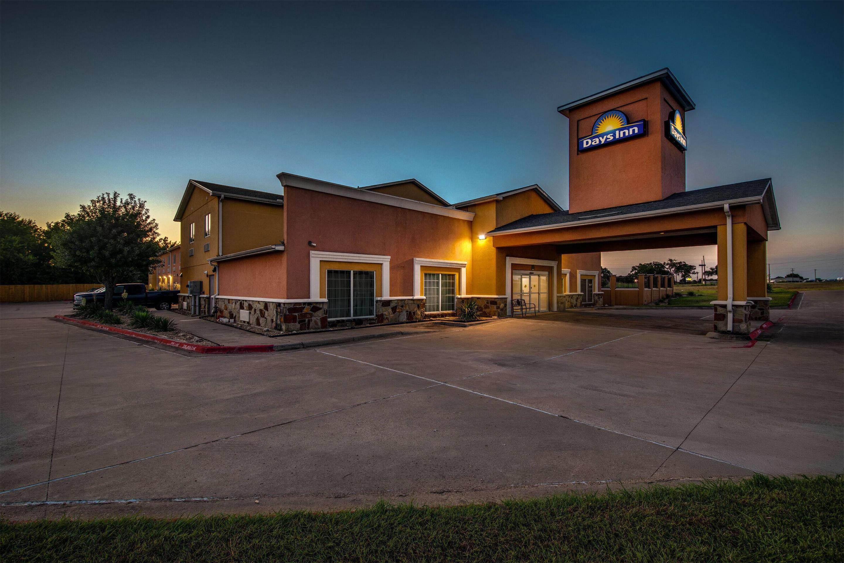 Exterior | Days Inn by Wyndham Rockdale Texas