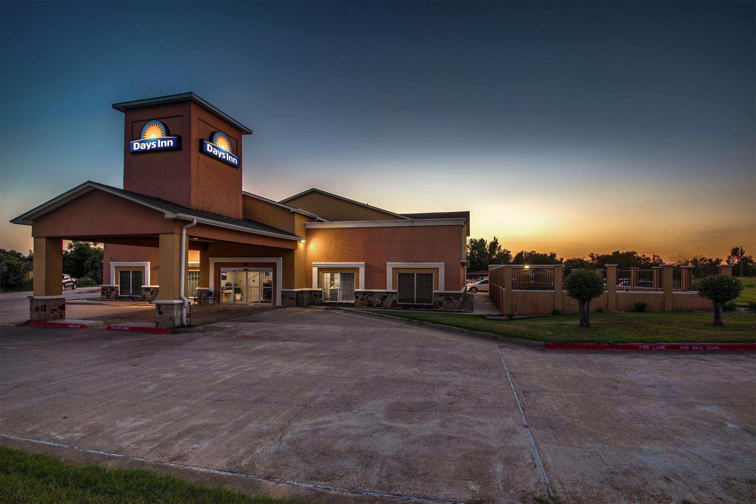Exterior | Days Inn by Wyndham Rockdale Texas