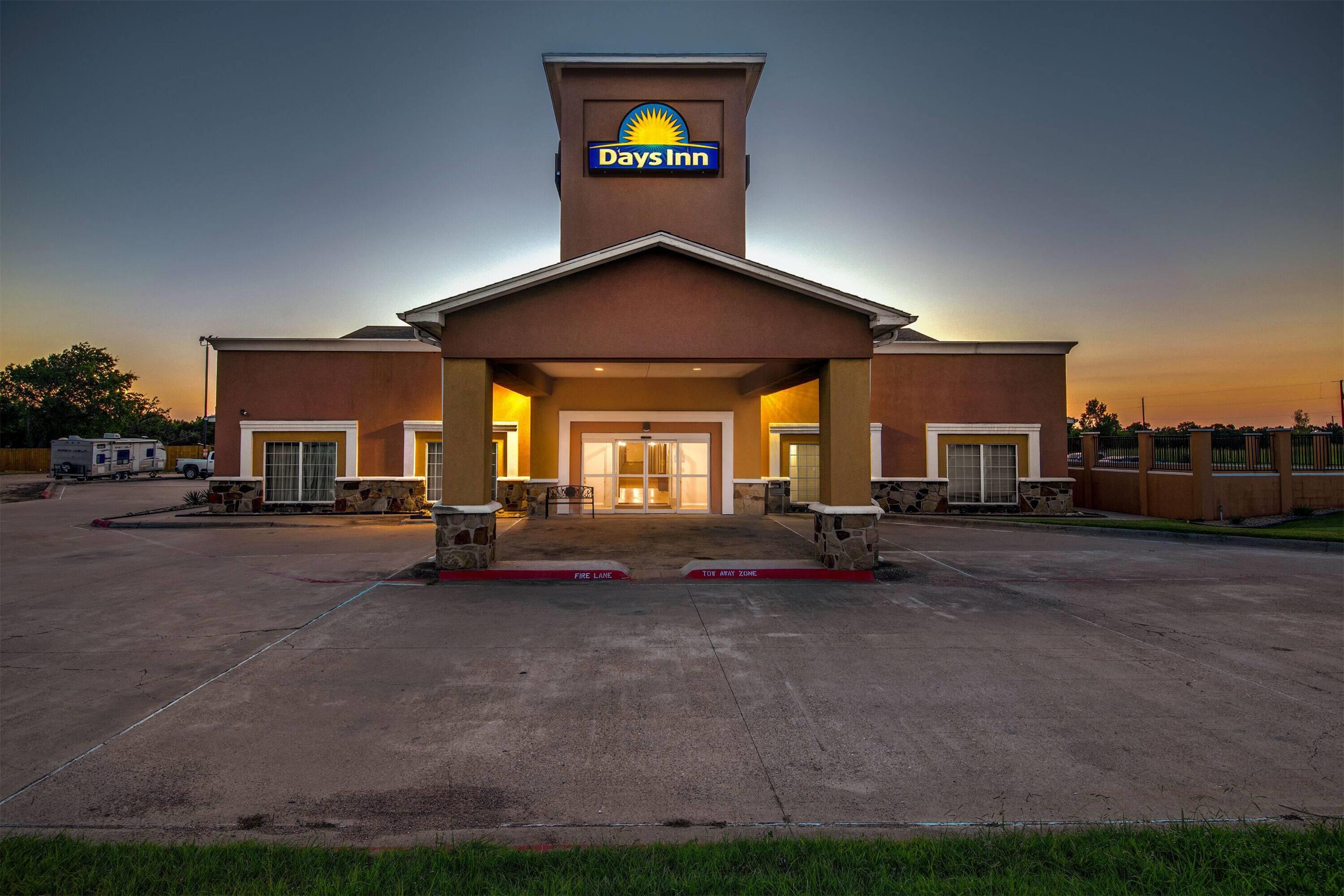 Exterior | Days Inn by Wyndham Rockdale Texas