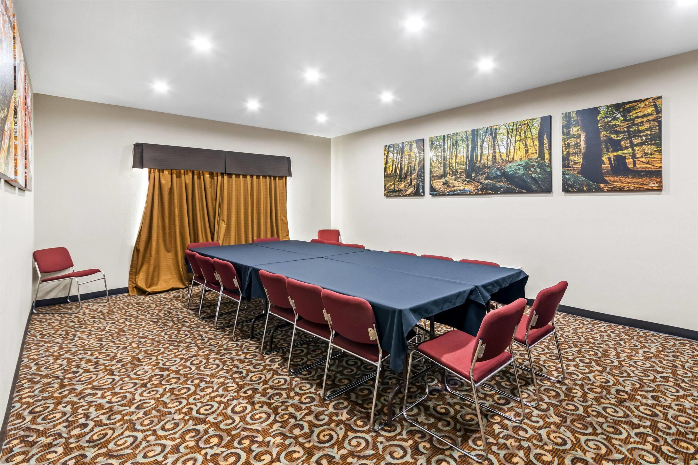 Meeting Room | Days Inn by Wyndham Rockdale Texas