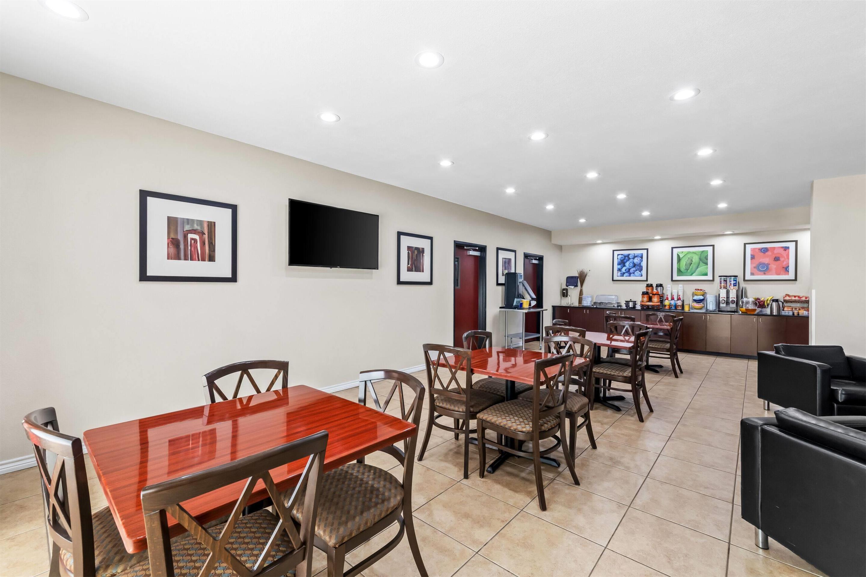 Breakfast Area | Days Inn by Wyndham Rockdale Texas