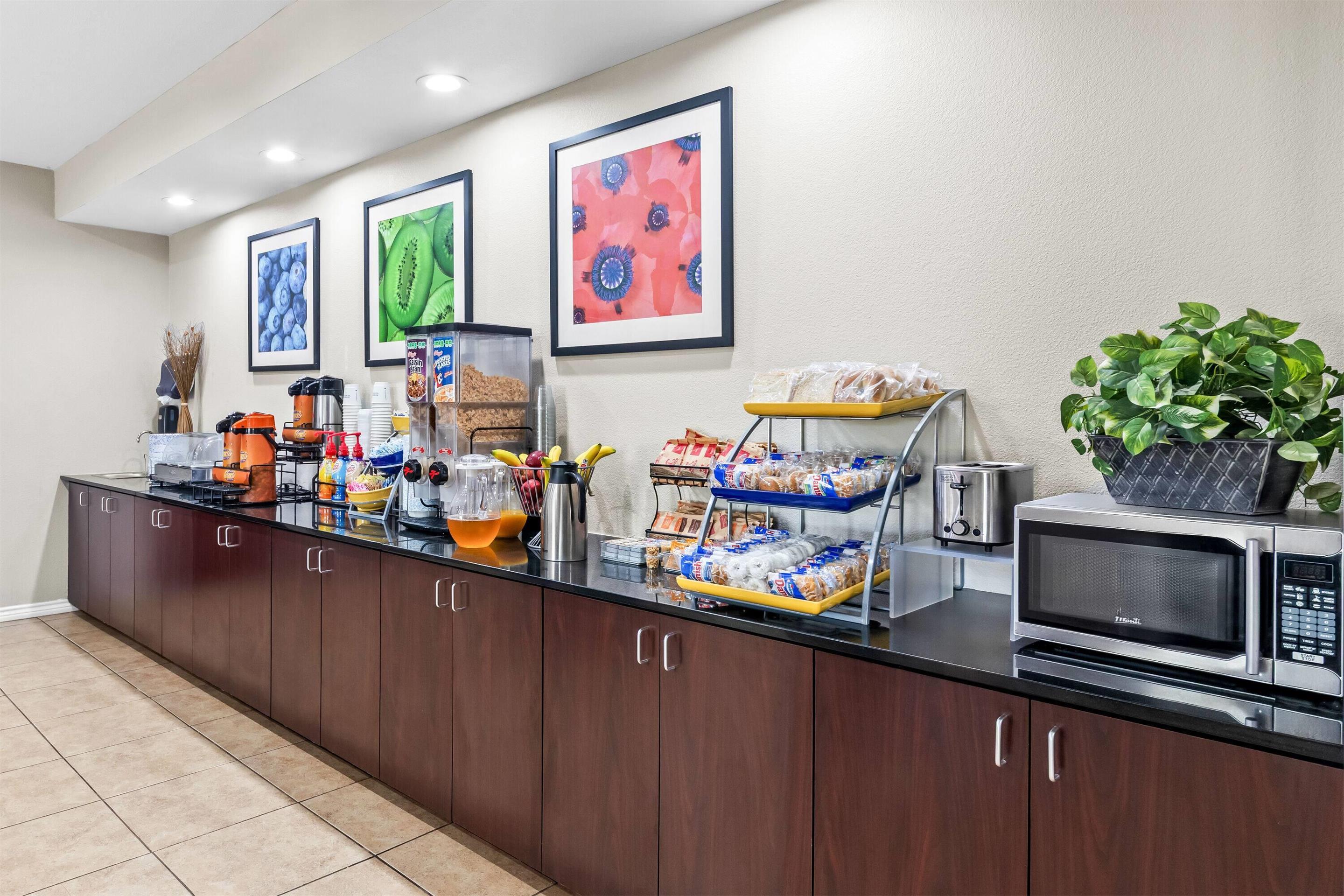 Breakfast Area | Days Inn by Wyndham Rockdale Texas