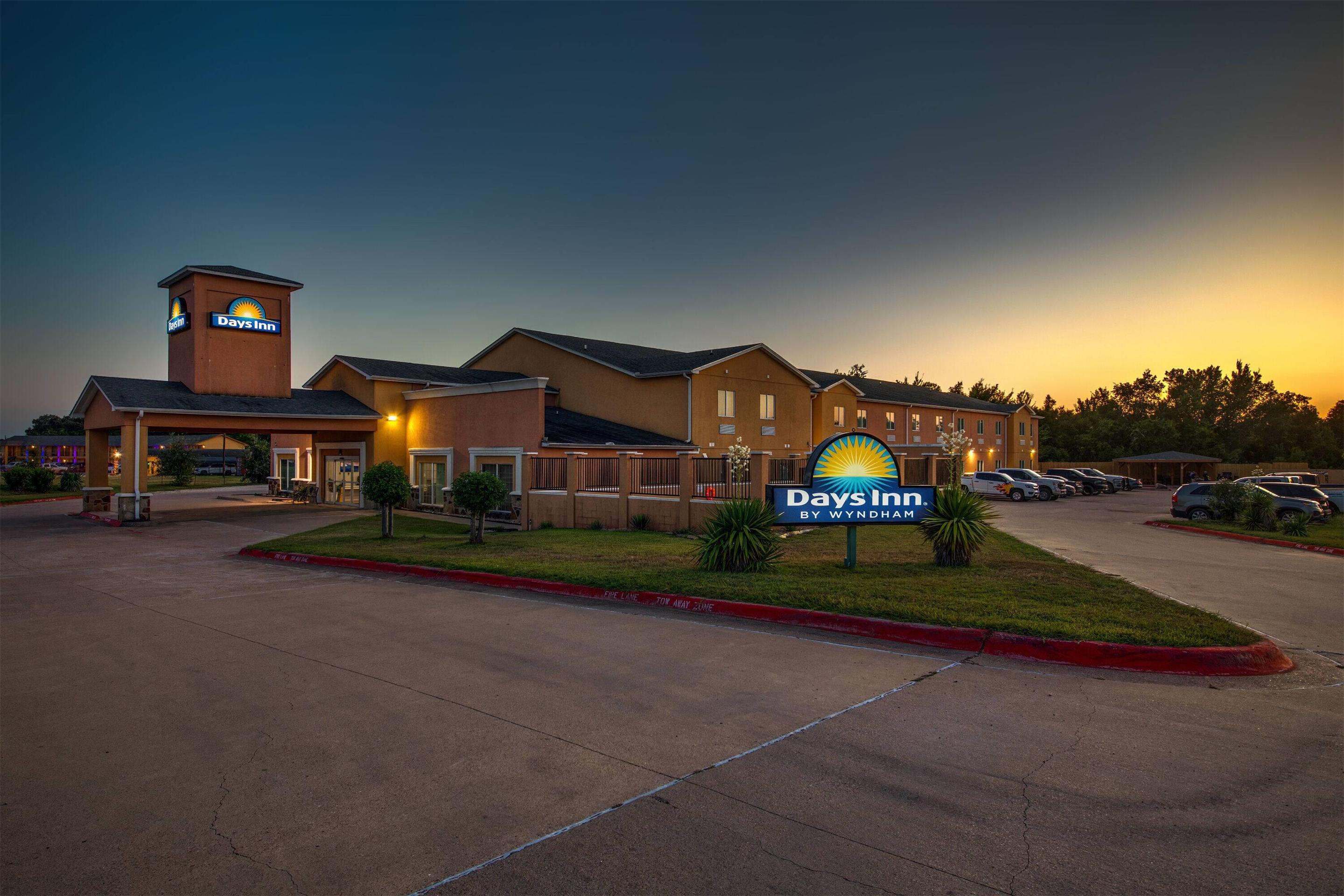Exterior | Days Inn by Wyndham Rockdale Texas