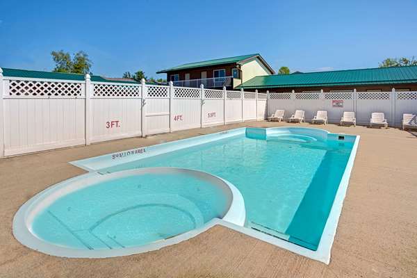 Pool - Howard Johnson Inn Gananoque