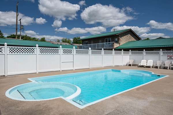Pool - Howard Johnson Inn Gananoque
