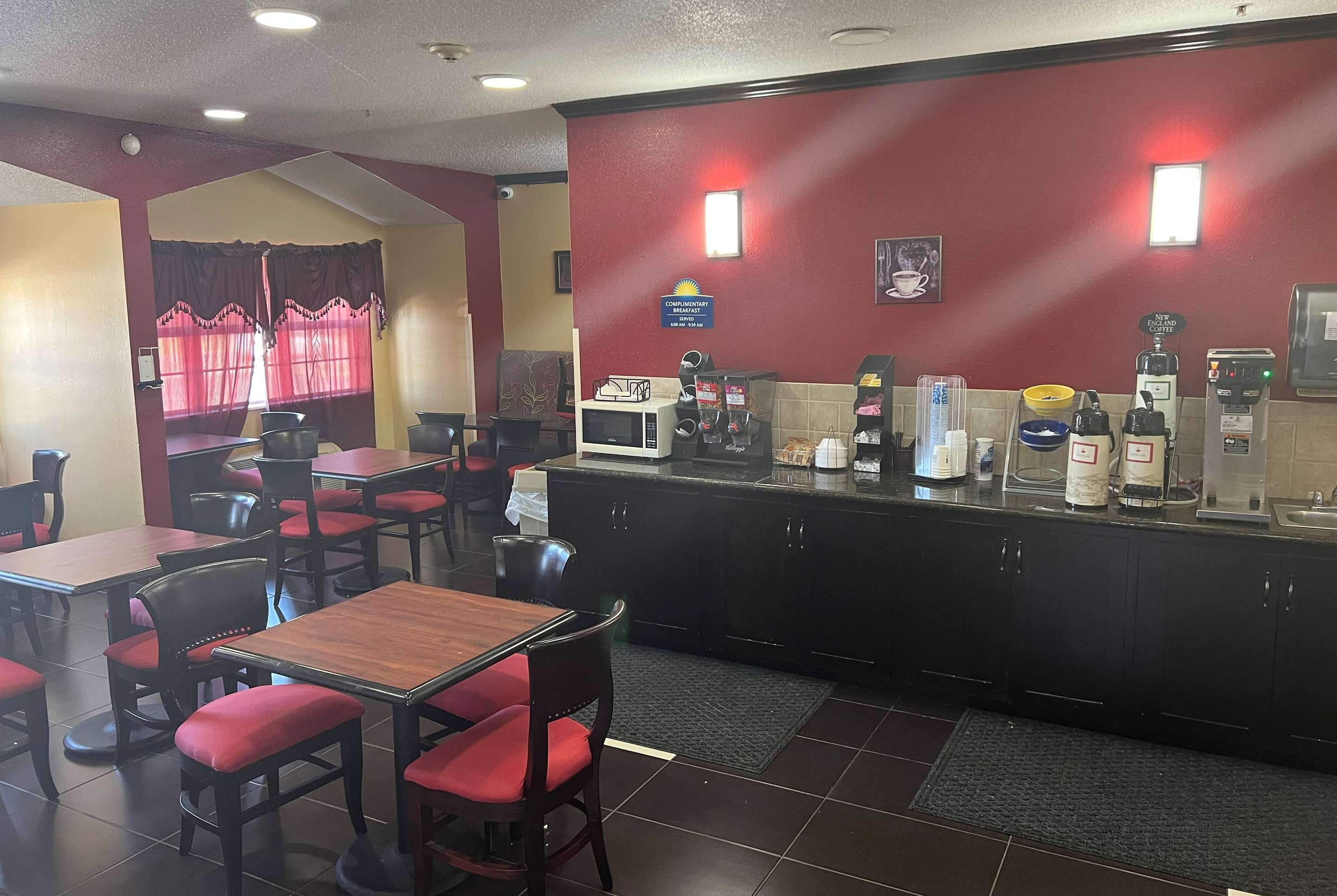 Undefined | Days Inn & Suites by Wyndham Hutchinson