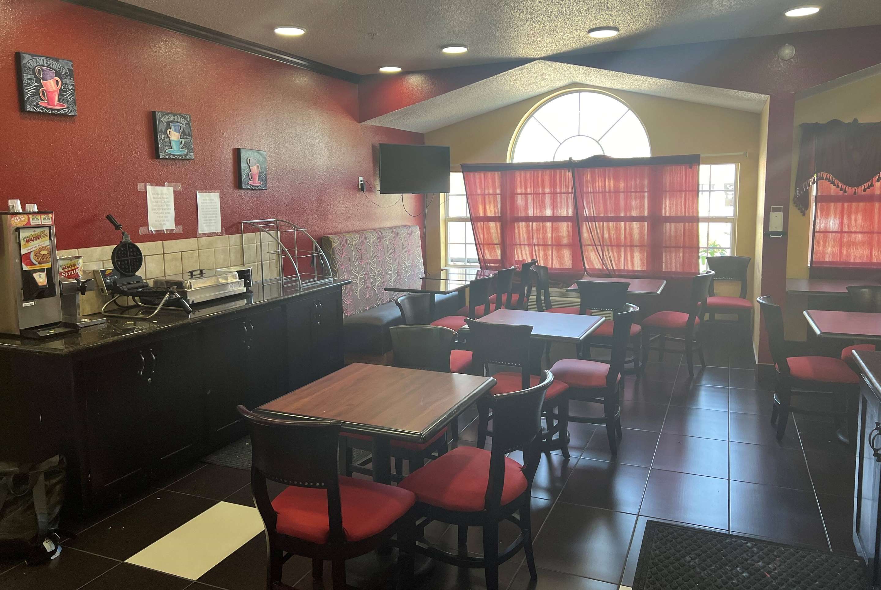 Undefined | Days Inn & Suites by Wyndham Hutchinson