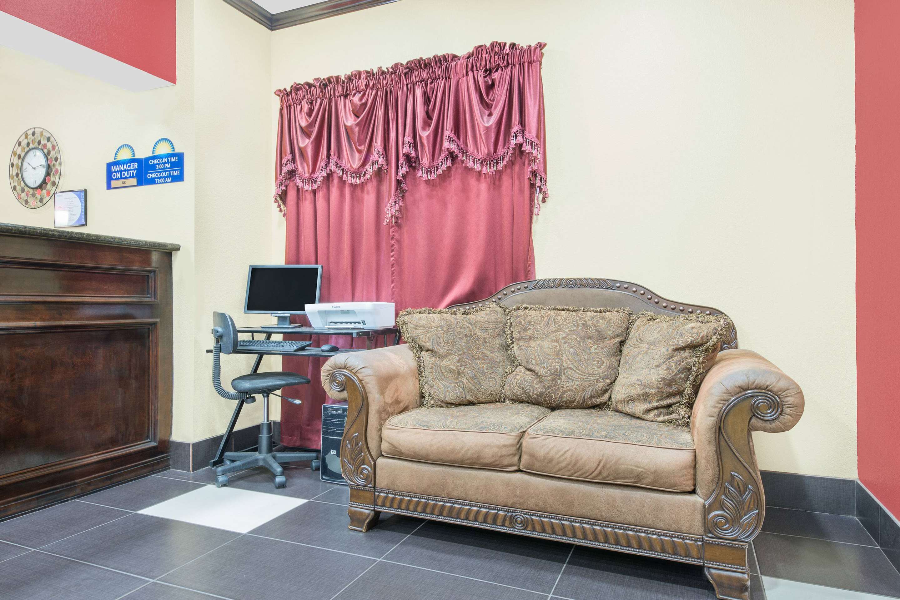Lobby | Days Inn & Suites by Wyndham Hutchinson