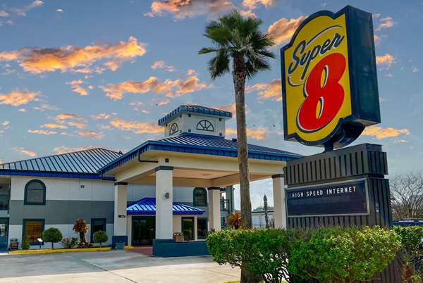 Exterior view - Super 8 Motel Sealy - I-10, Exit 720