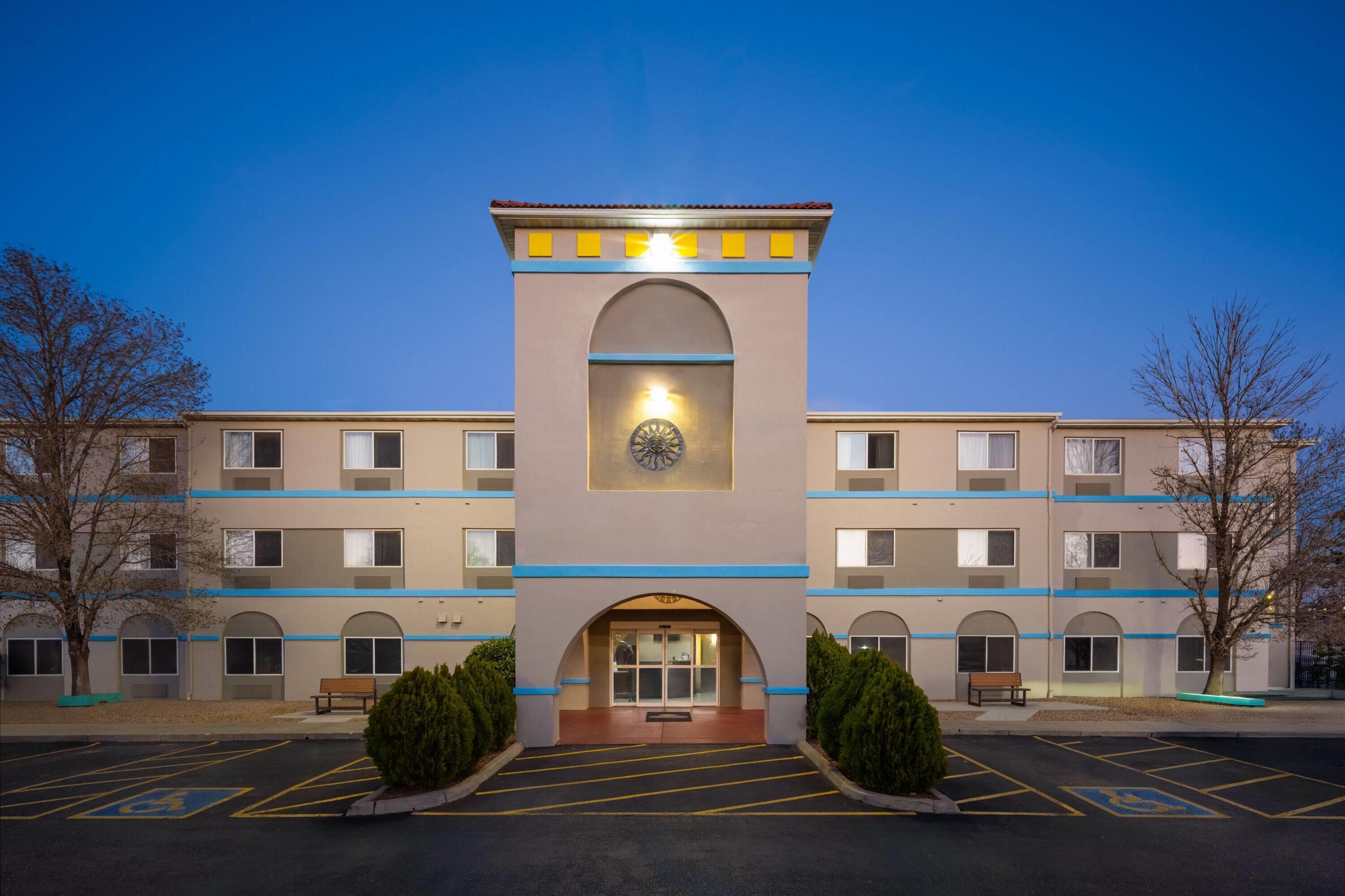 Exterior | Days Inn & Suites by Wyndham Airport Albuquerque