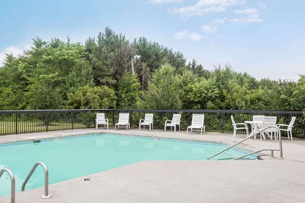 Pool - Days Inn Selma - I-95, Exit 97