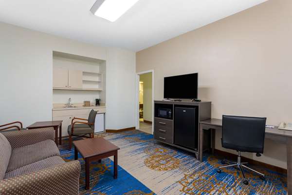 Suite - Baymont Inn & Suites Tallahassee - I-10, Exit 199