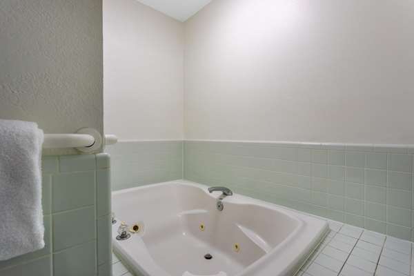  - Baymont Inn & Suites Tallahassee - I-10, Exit 199
