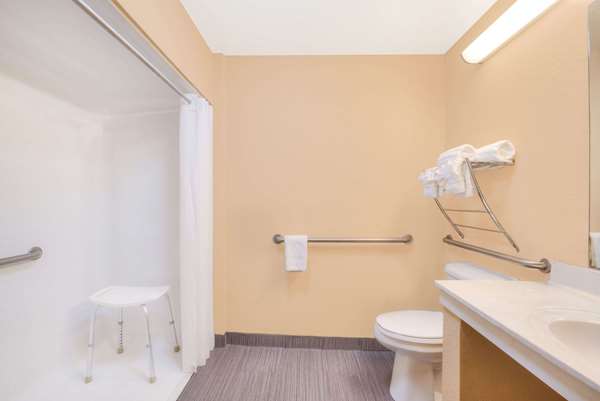  - Super 8 Hotel Farmers Branch - I-35, Exit 442