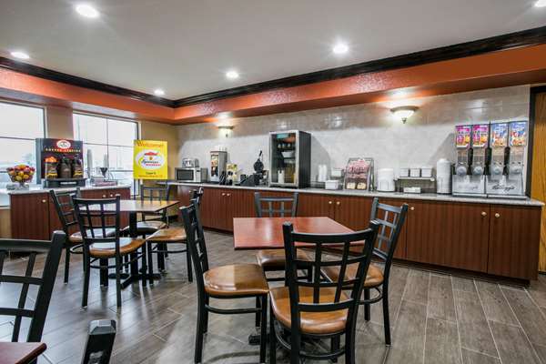  - Super 8 Hotel Farmers Branch - I-35, Exit 442