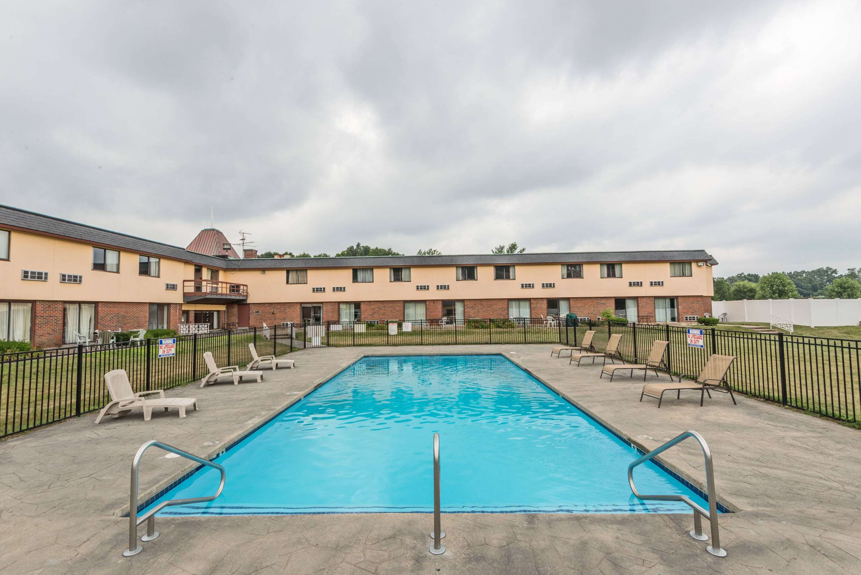 Pool | Days Inn by Wyndham Berlin Meriden