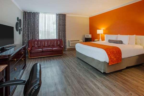 Suite - Howard Johnson Plaza Hotel Windsor