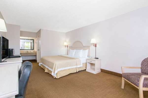  - Days Inn & Suites Navarre