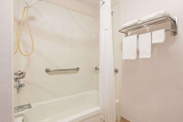  - Days Inn & Suites Navarre