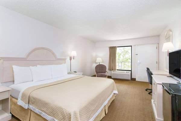 - Days Inn & Suites Navarre