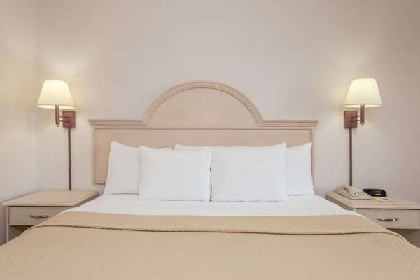  - Days Inn & Suites Navarre