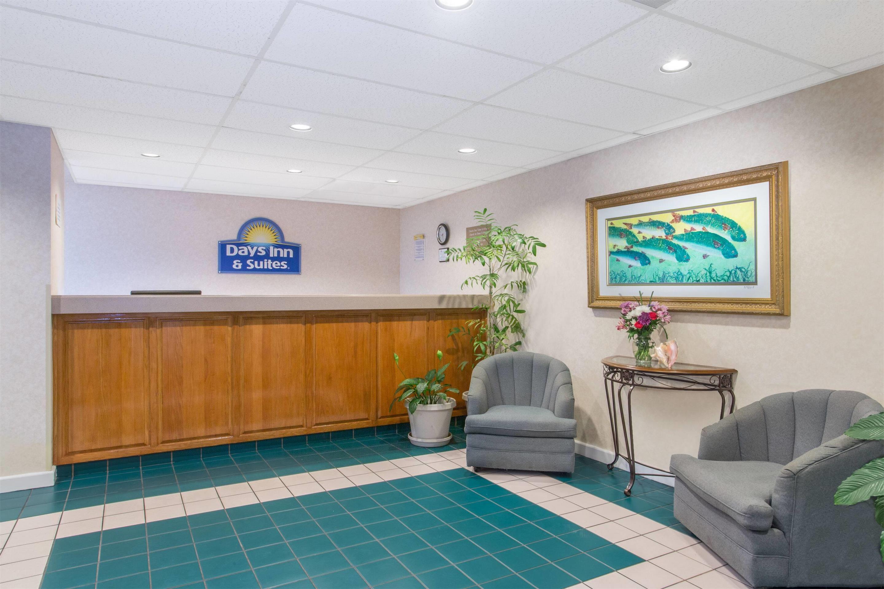 Lobby | Days Inn & Suites by Wyndham Navarre - near Beaches/Hurlburt