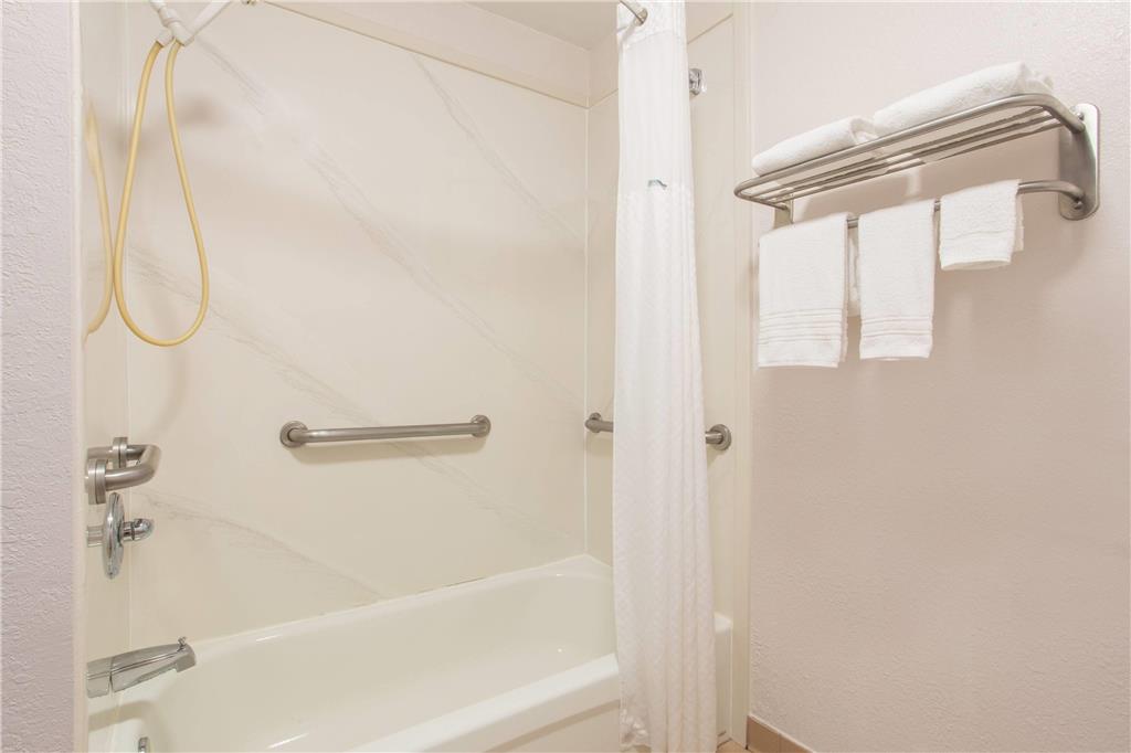 DAYS INN & SUITES BY WYNDHAM NAVARR-guestroom-Guest Room,Bathroom,Shower,Accessibility,On-Site.jpg