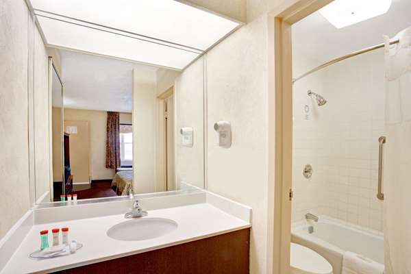  - Ramada Inn West Memphis - I-40 & I-55, Exits 5 & 279A