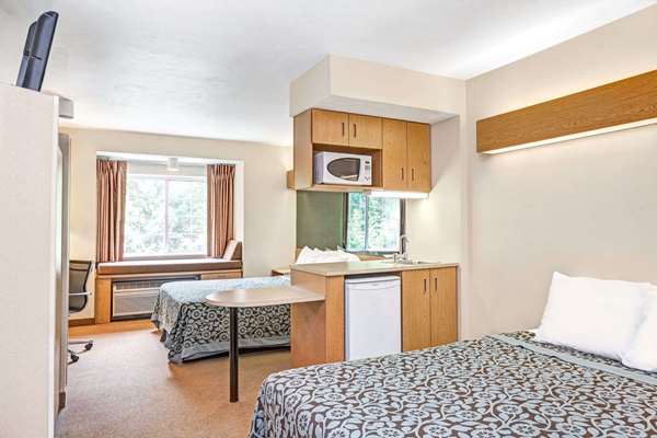 Suite - Days Inn Sturbridge - I-84, Exit 3