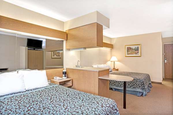 Suite - Days Inn Sturbridge - I-84, Exit 3