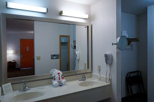  - Howard Johnson Inn Salinas