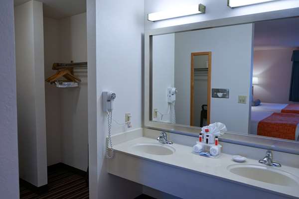  - Howard Johnson Inn Salinas