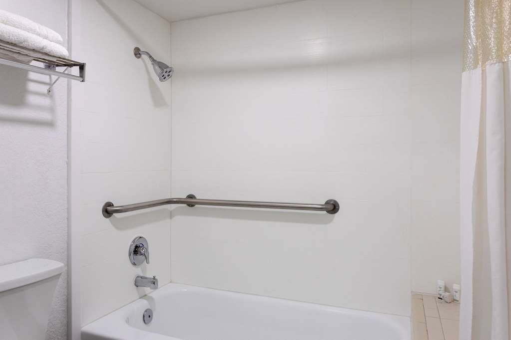 RAMADA BY WYNDHAM ALTAMONTE SPRINGS-guestroom-Guest Room,Bathroom,Accessibility,On-Site.jpg
