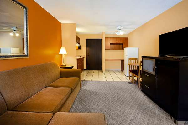 Suite - Days Inn & Suites Stevens Point - I-39, Exit 161