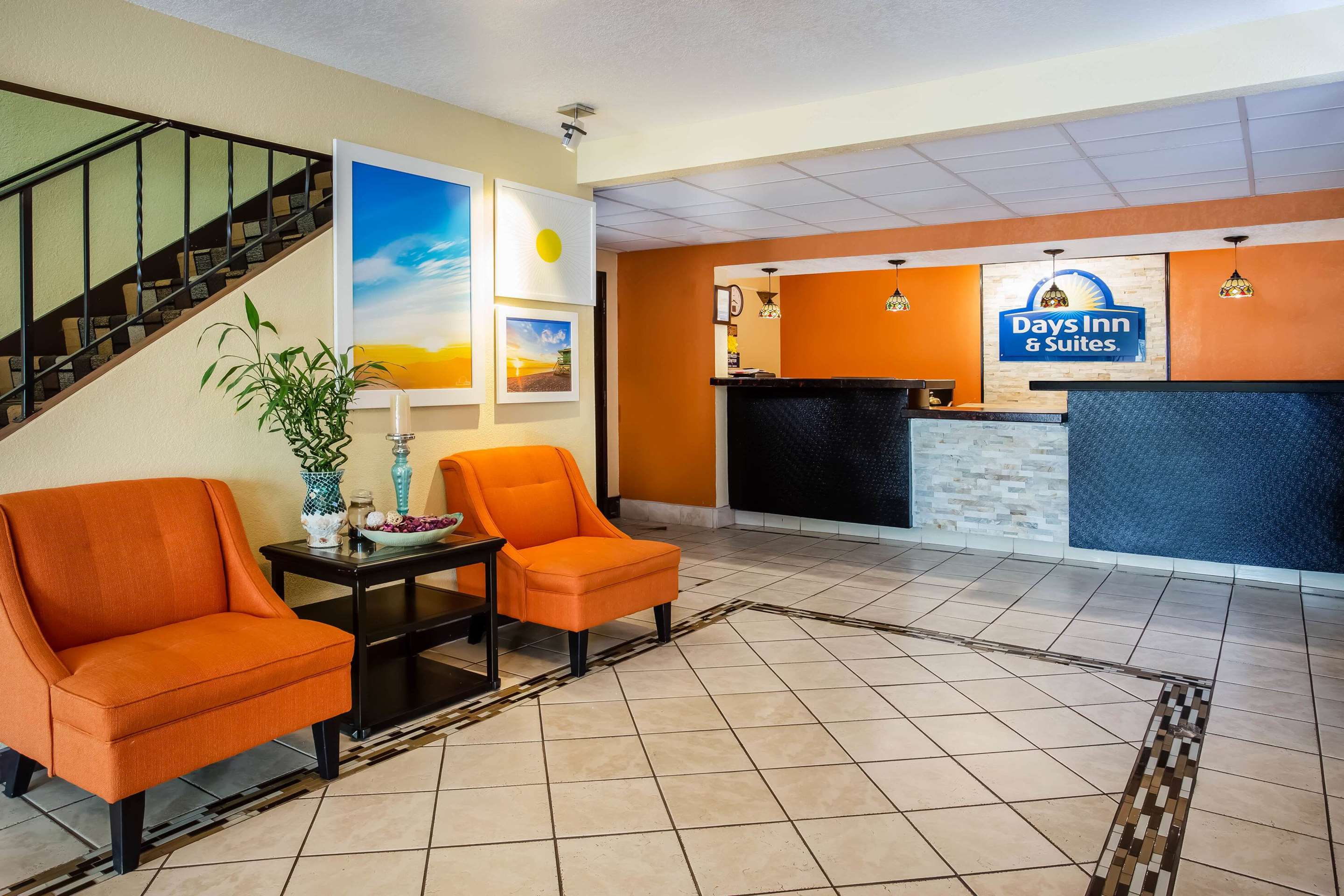 Lobby | Days Inn & Suites by Wyndham Stevens Point
