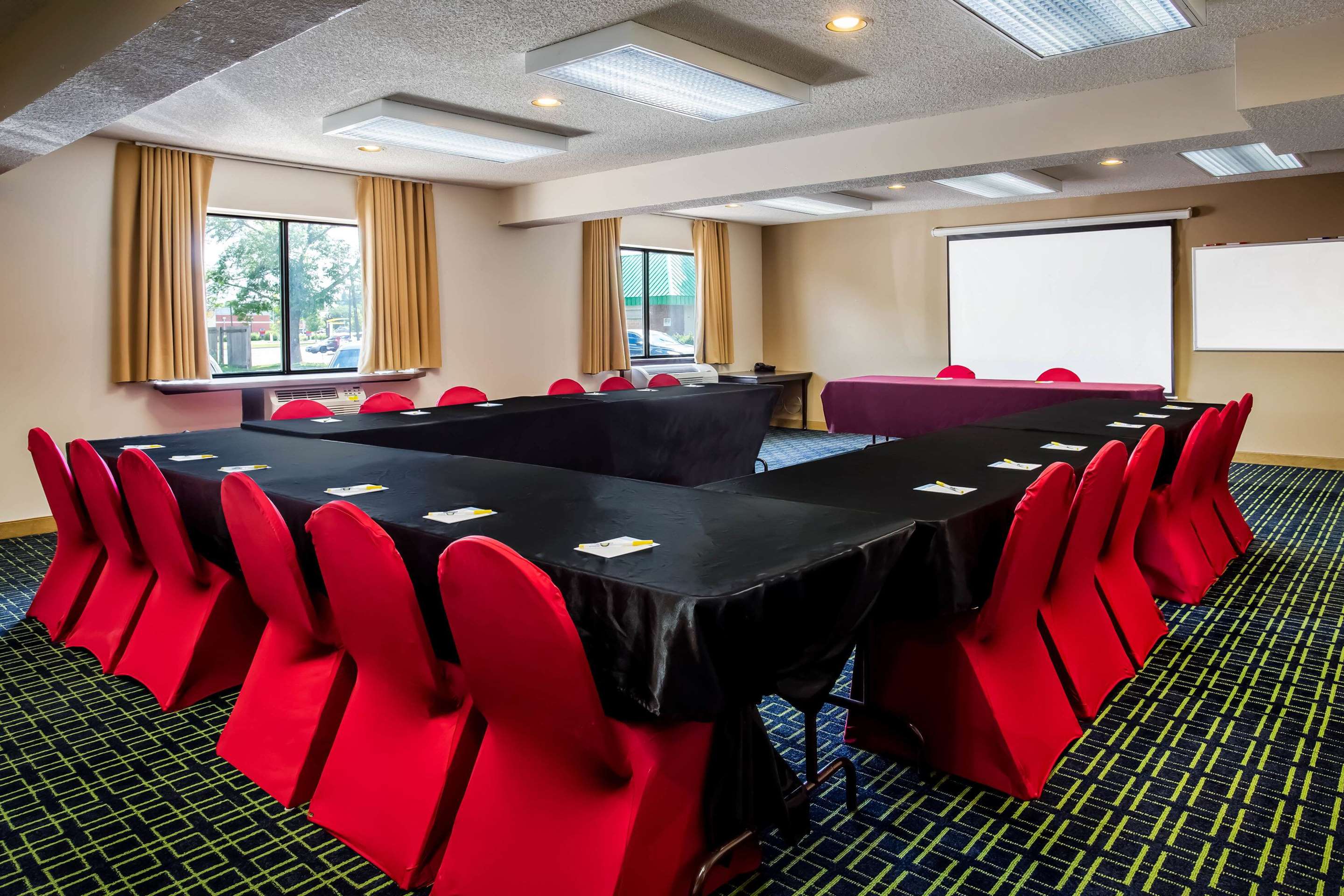 Meeting Room | Days Inn & Suites by Wyndham Stevens Point