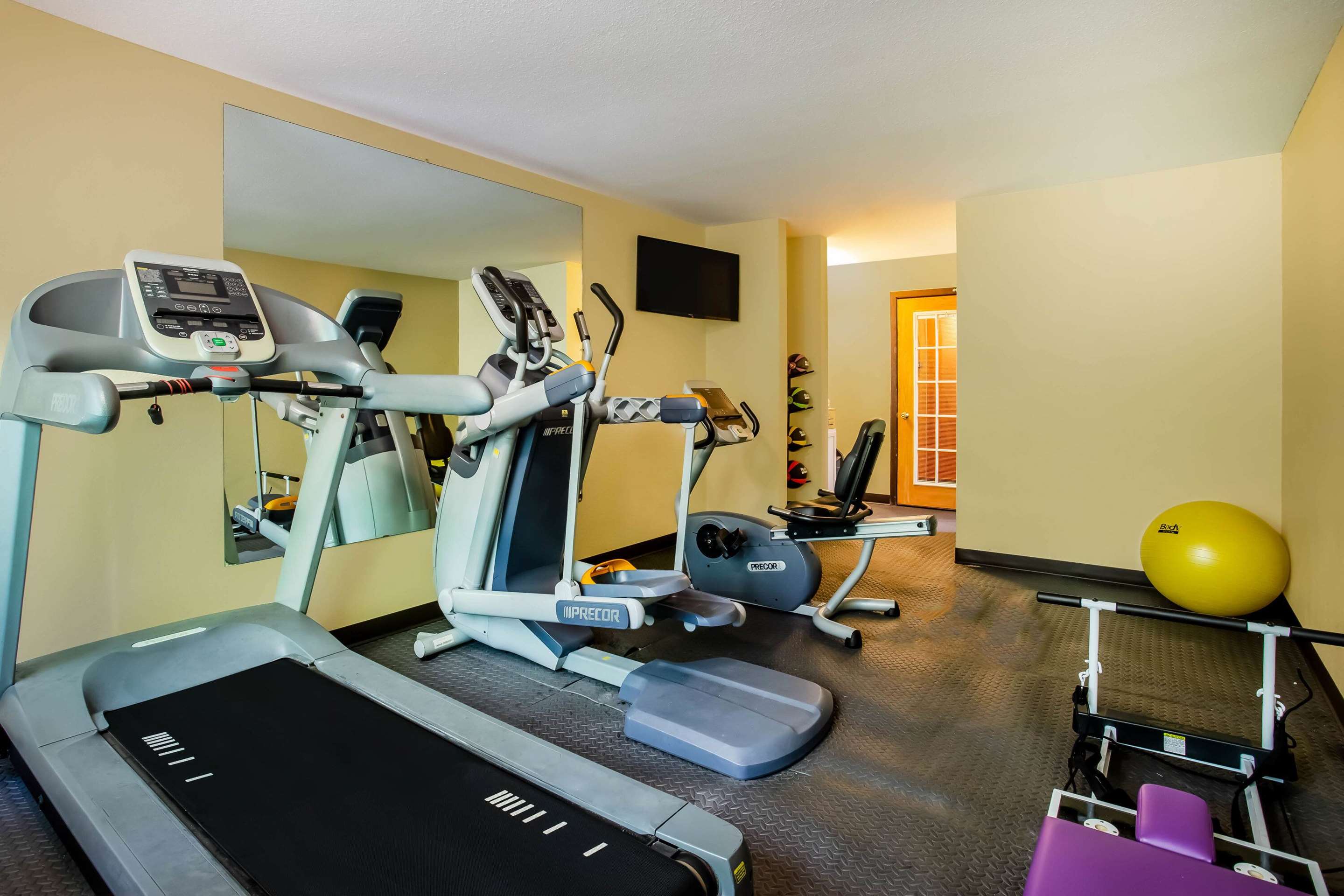 Health club fitness center gym | Days Inn & Suites by Wyndham Stevens Point