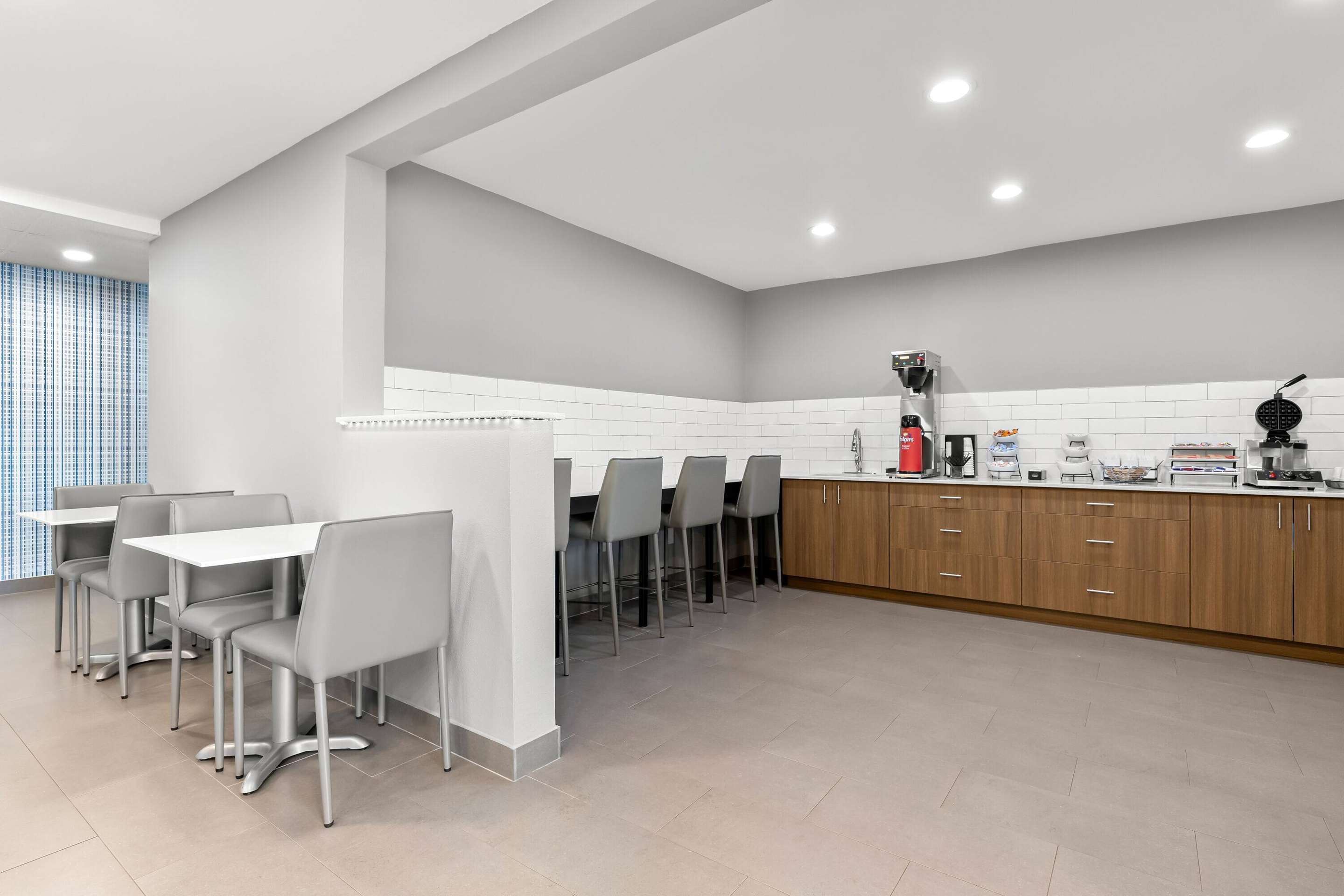 Breakfast Area | Microtel Inn & Suites by Wyndham Tulsa/Catoosa Route 66