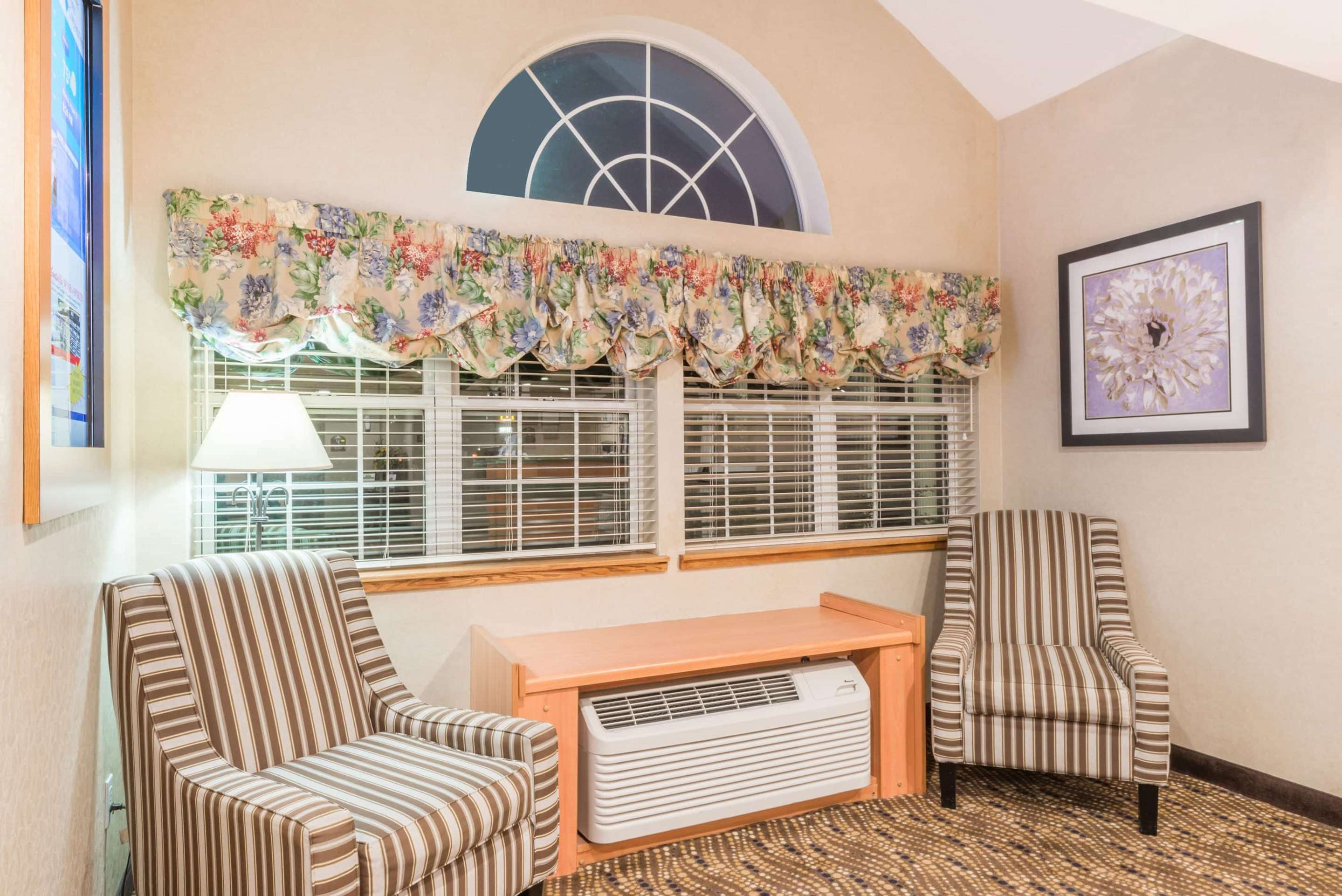 Lobby | Microtel Inn & Suites by Wyndham Uncasville Casino Area