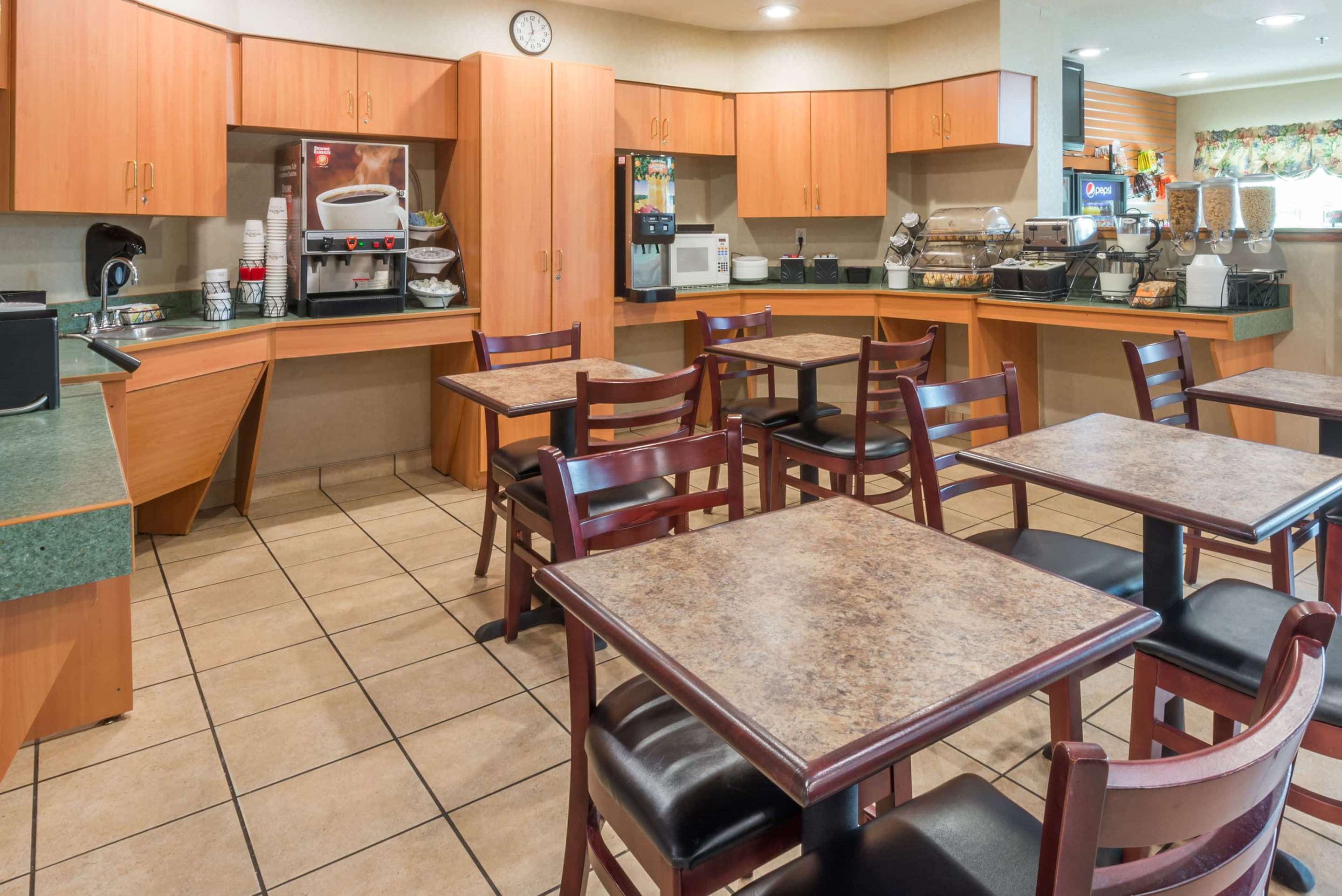 Breakfast Area | Microtel Inn & Suites by Wyndham Uncasville Casino Area