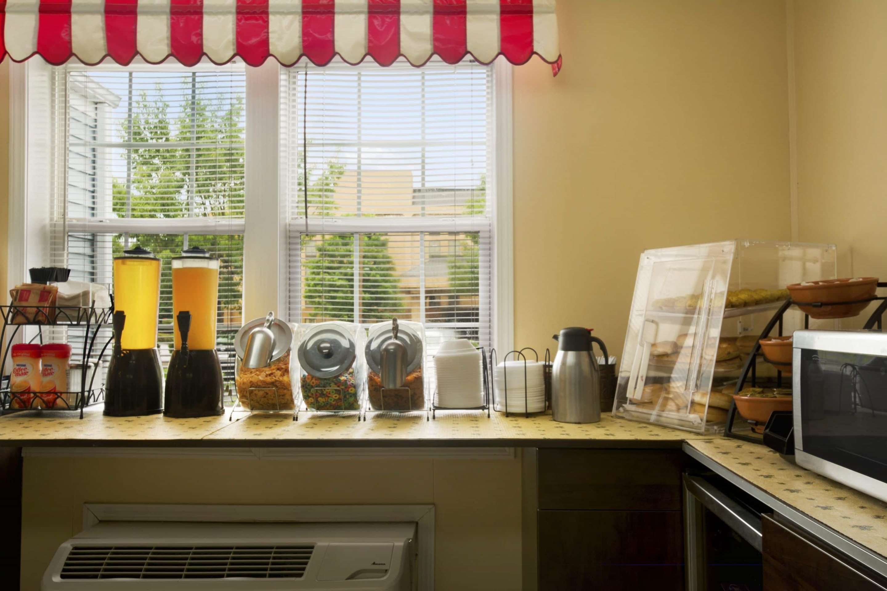 Breakfast Area | Microtel Inn & Suites by Wyndham Columbia/Fort Jackson N